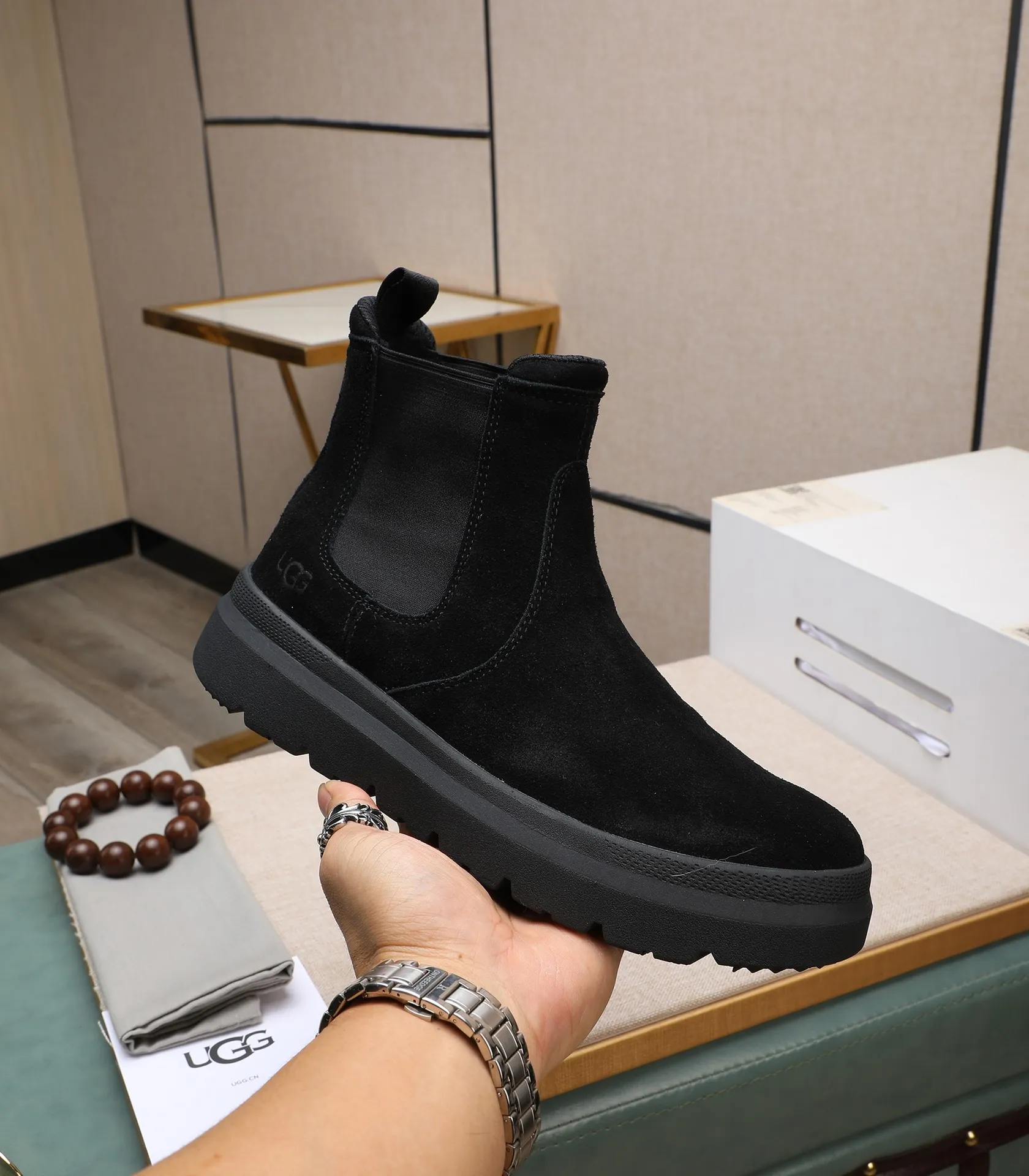 Men's shoes 💰620 Please note the quality of the original order and compare the thickness of the wool 🏮🏮 Popular UGG from Australia's warm luxury brand men's shoes, the official website is synchronized, Beckham men's style..., made of imported top-layer waxed cowhide, waxed toe cap, Australian genuine wool velvet lining Carefully sewn...Imported rubber Martin boots outsole (comfortable, soft and wear-resistant). I really like the quality..Exquisite workmanship. You can't put it down at first sight. Size 39-44